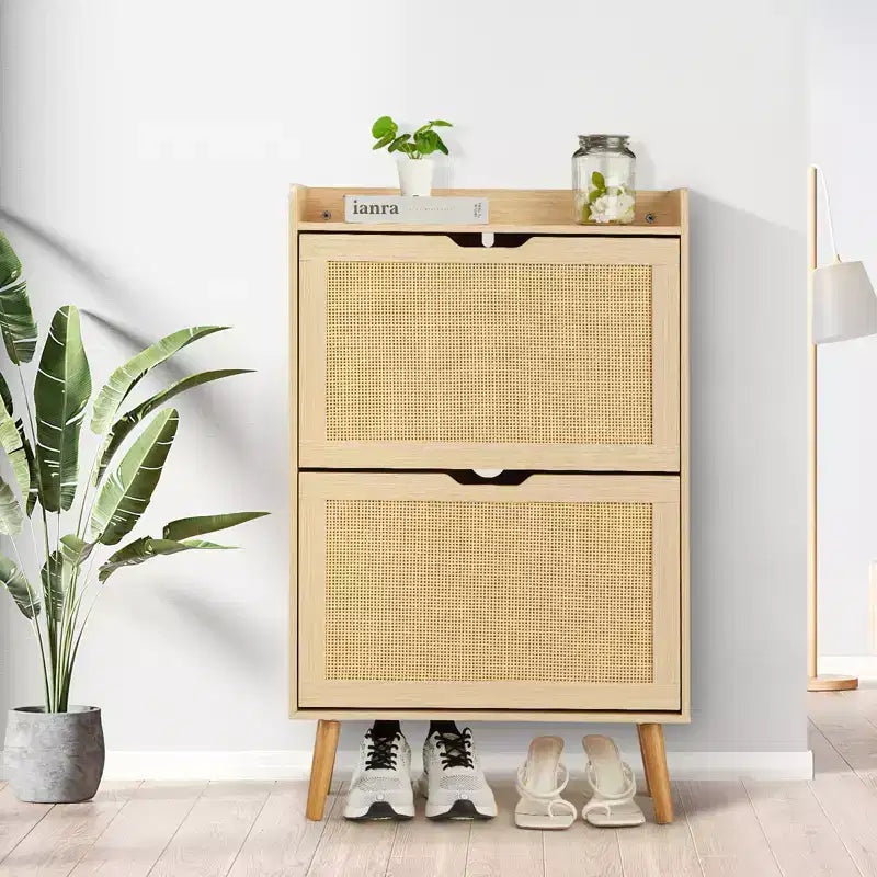 Meuble à chaussures dissimulé avec deux tiroirs basculants en rotin et une conception anti-basculement.