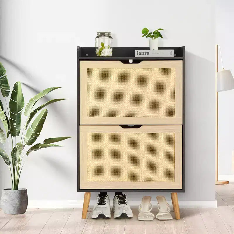 Meuble à chaussures dissimulé avec deux tiroirs basculants en rotin et une conception anti-basculement.