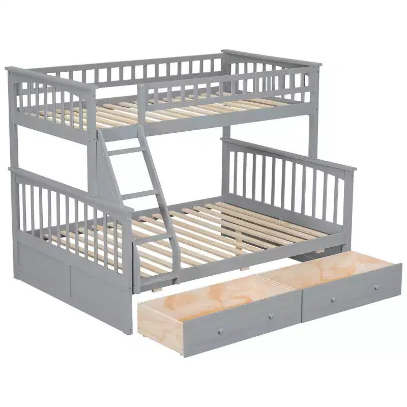 Les lits superposés, avec un lit simple en haut et un lit double en bas, peuvent être convertis en deux lits.