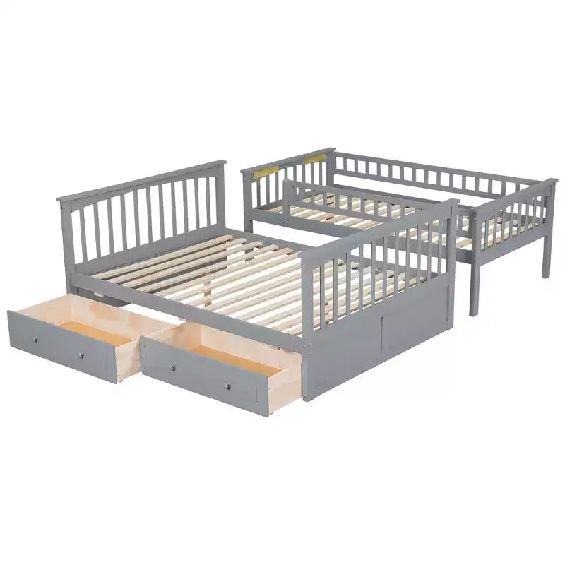 Les lits superposés, avec un lit simple en haut et un lit double en bas, peuvent être convertis en deux lits.