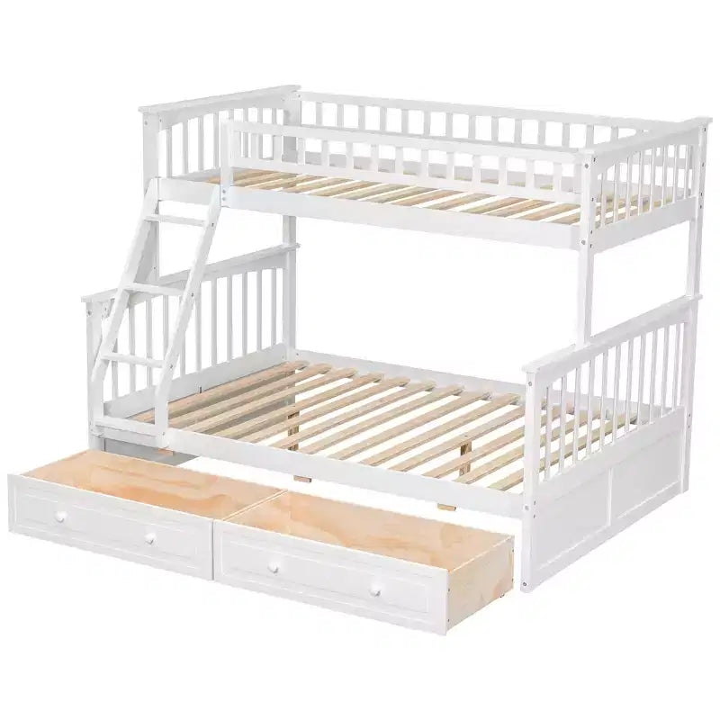 Les lits superposés, avec un lit simple en haut et un lit double en bas, peuvent être convertis en deux lits.