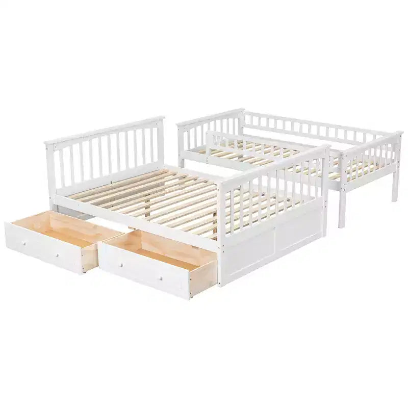 Les lits superposés, avec un lit simple en haut et un lit double en bas, peuvent être convertis en deux lits.