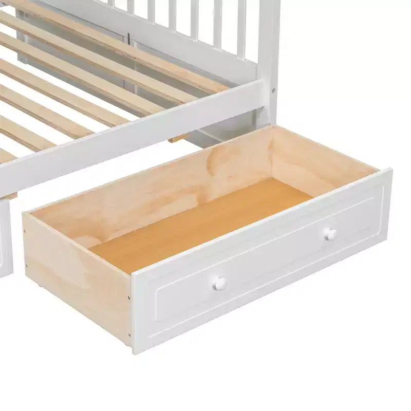 Les lits superposés, avec un lit simple en haut et un lit double en bas, peuvent être convertis en deux lits.