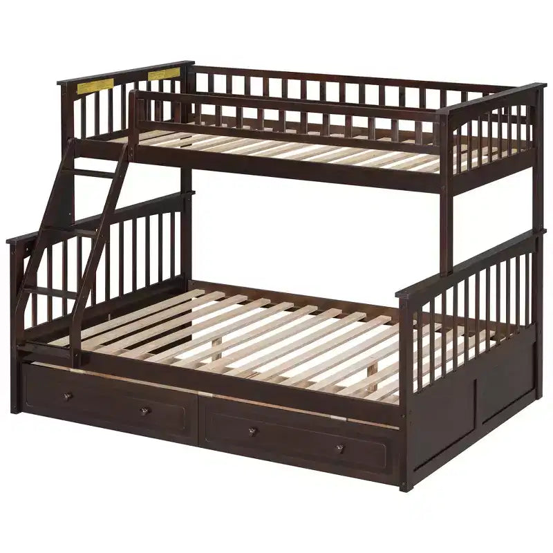 Les lits superposés, avec un lit simple en haut et un lit double en bas, peuvent être convertis en deux lits.