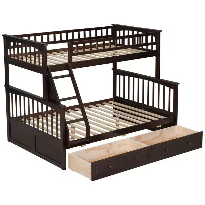 Les lits superposés, avec un lit simple en haut et un lit double en bas, peuvent être convertis en deux lits.