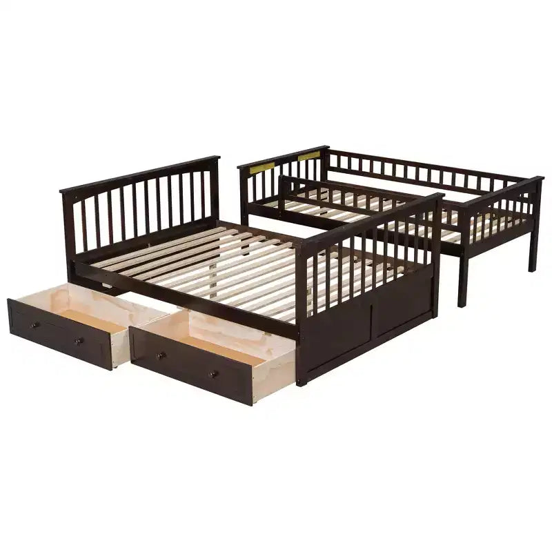Les lits superposés, avec un lit simple en haut et un lit double en bas, peuvent être convertis en deux lits.
