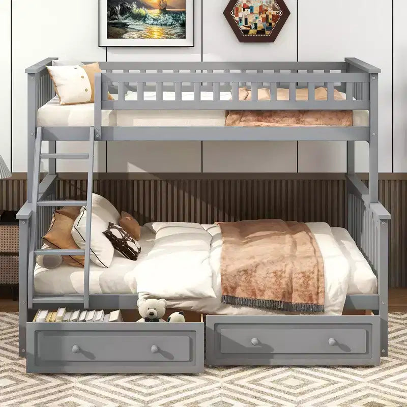 Les lits superposés, avec un lit simple en haut et un lit double en bas, peuvent être convertis en deux lits.
