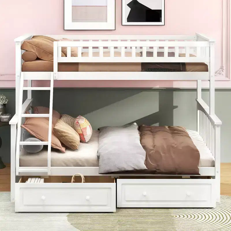 Les lits superposés, avec un lit simple en haut et un lit double en bas, peuvent être convertis en deux lits.