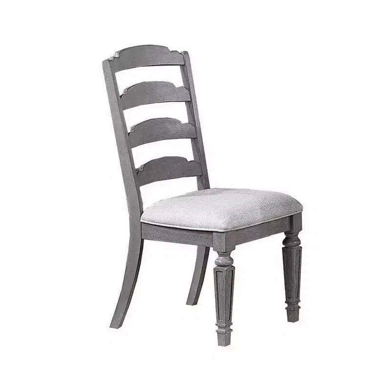 Chaises de salle à manger (2) ; sculptées ; à dossier échelle ; en bois gris clair
