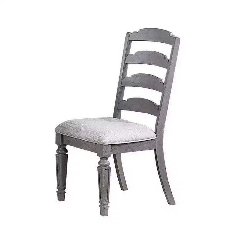 Chaises de salle à manger (2) ; sculptées ; à dossier échelle ; en bois gris clair