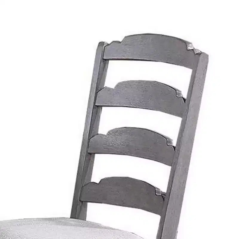 Chaises de salle à manger (2) ; sculptées ; à dossier échelle ; en bois gris clair