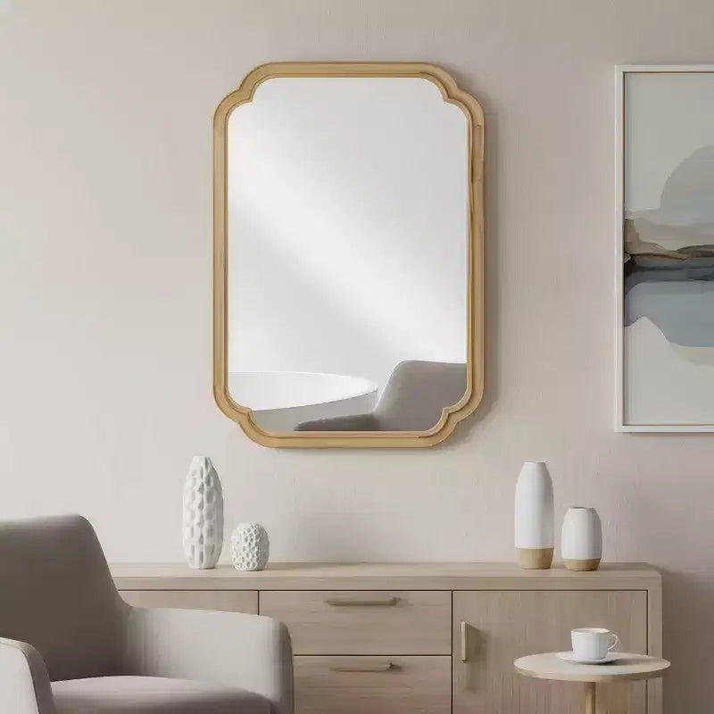Miroir mural décoratif moderne aux coins arrondis, adapté aux entrées et salles de bain.
