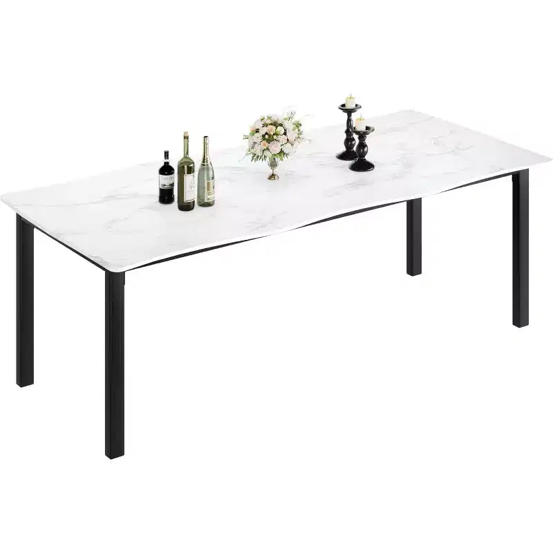 Table à manger avec bord irrégulier ondulé