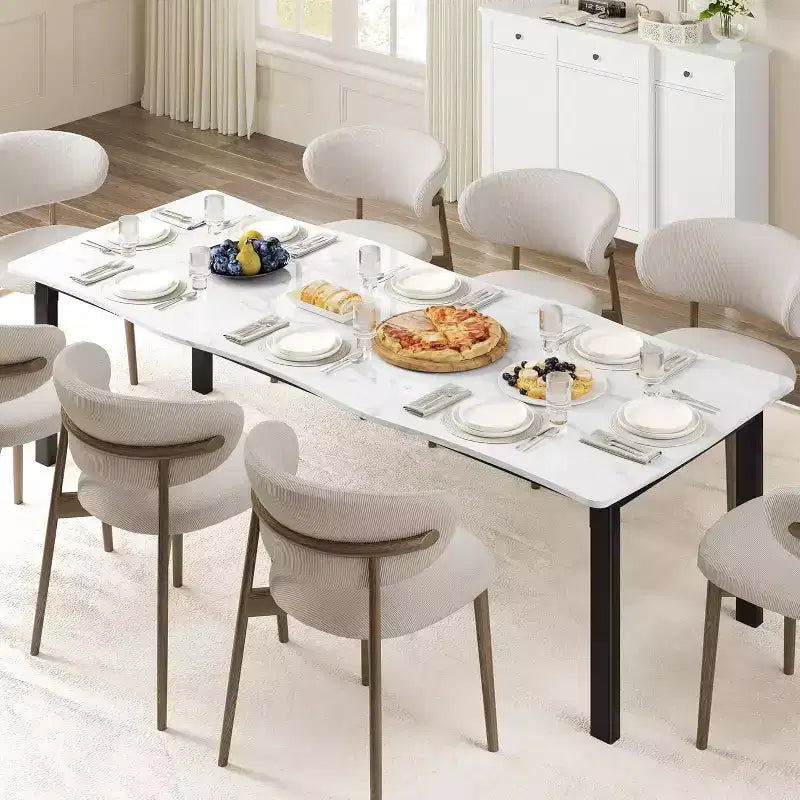 Table à manger avec bord irrégulier ondulé
