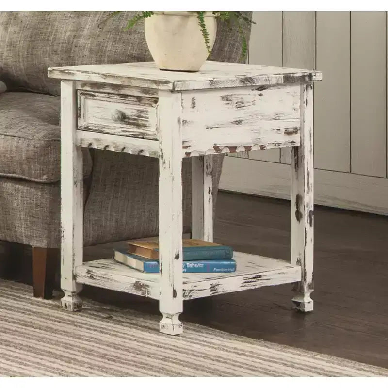 Table d'appoint de style maison de campagne avec un tiroir et une étagère