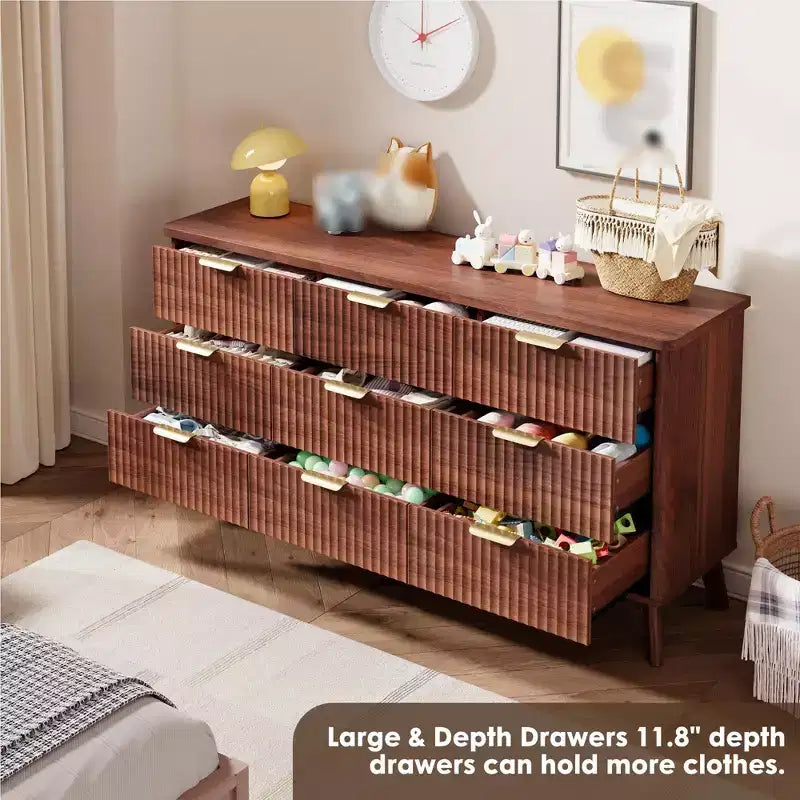 Une commode à neuf tiroirs dans la chambre à coucher, avec des poignées dorées.