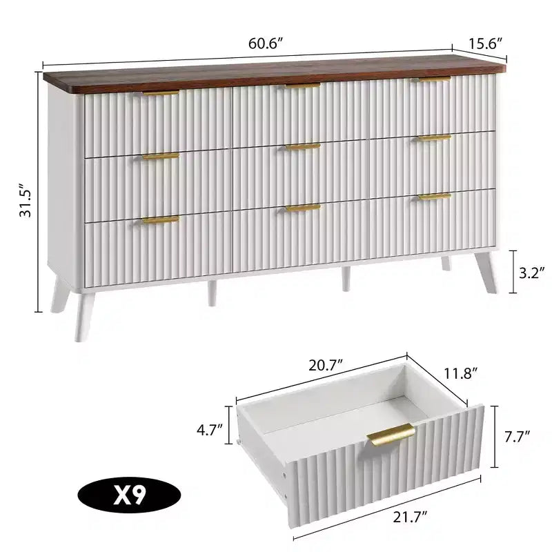 Une commode à neuf tiroirs dans la chambre à coucher, avec des poignées dorées.