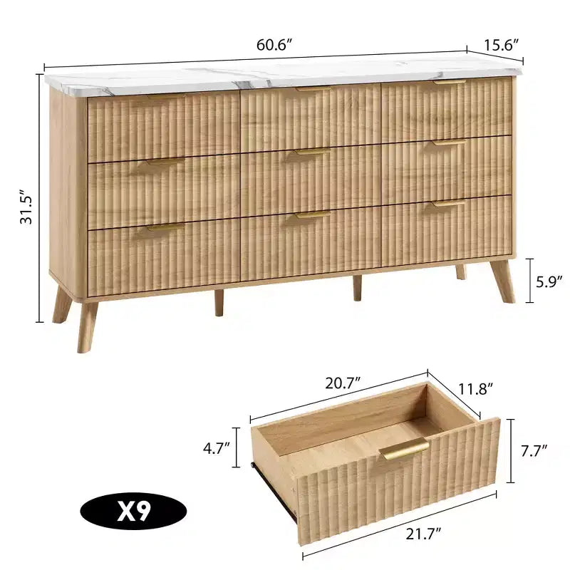 Une commode à neuf tiroirs dans la chambre à coucher, avec des poignées dorées.