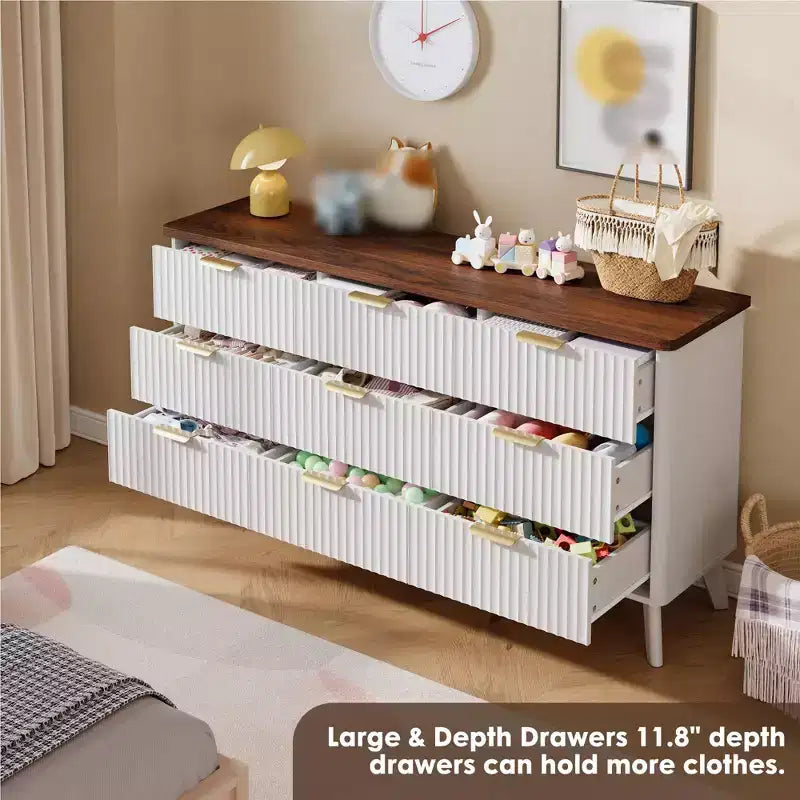 Une commode à neuf tiroirs dans la chambre à coucher, avec des poignées dorées.