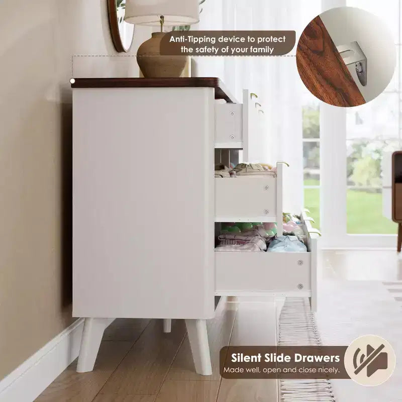 Une commode à neuf tiroirs dans la chambre à coucher, avec des poignées dorées.