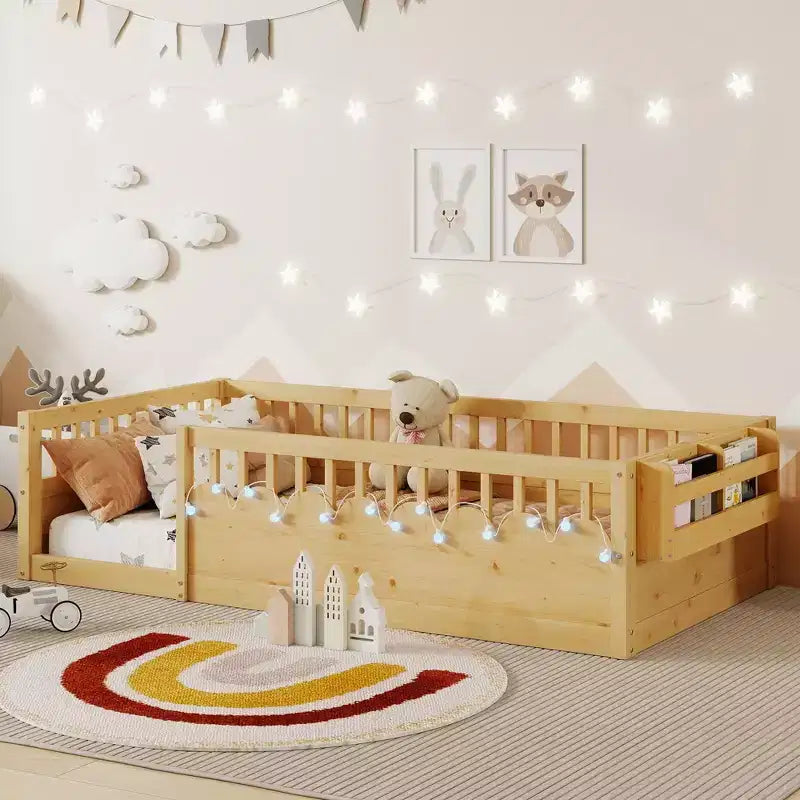 Lit de sol moderne avec des barrières de sécurité hautes, des lumières LED et des étagères de rangement.