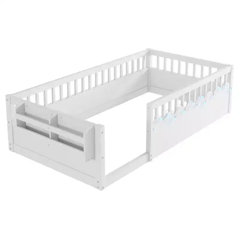Lit de sol moderne avec des barrières de sécurité hautes, des lumières LED et des étagères de rangement.