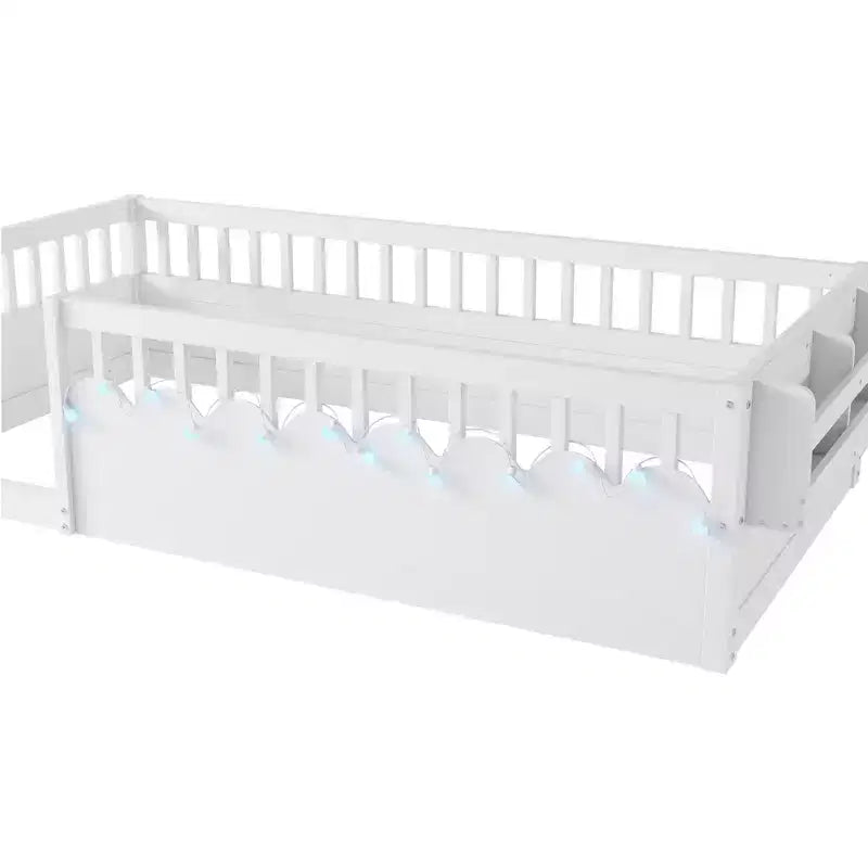 Lit de sol moderne avec des barrières de sécurité hautes, des lumières LED et des étagères de rangement.