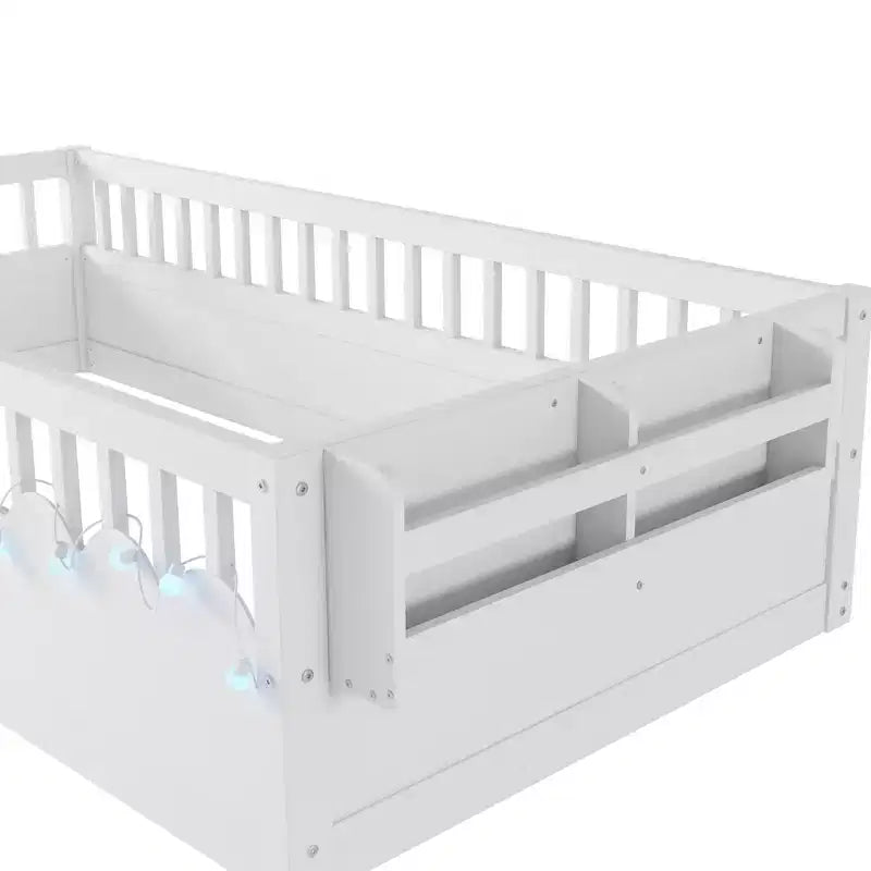 Lit de sol moderne avec des barrières de sécurité hautes, des lumières LED et des étagères de rangement.