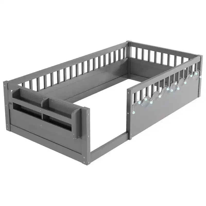 Lit de sol moderne avec des barrières de sécurité hautes, des lumières LED et des étagères de rangement.
