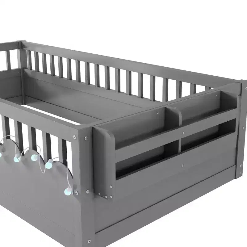 Lit de sol moderne avec des barrières de sécurité hautes, des lumières LED et des étagères de rangement.