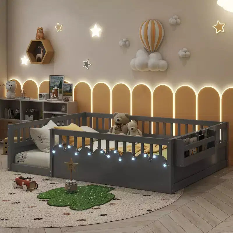 Lit de sol moderne avec des barrières de sécurité hautes, des lumières LED et des étagères de rangement.
